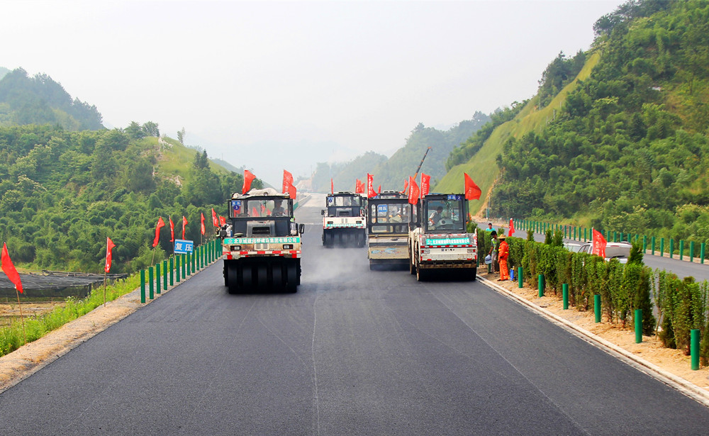 集團公司高速公路建設上半年穩步推進(jìn).jpg