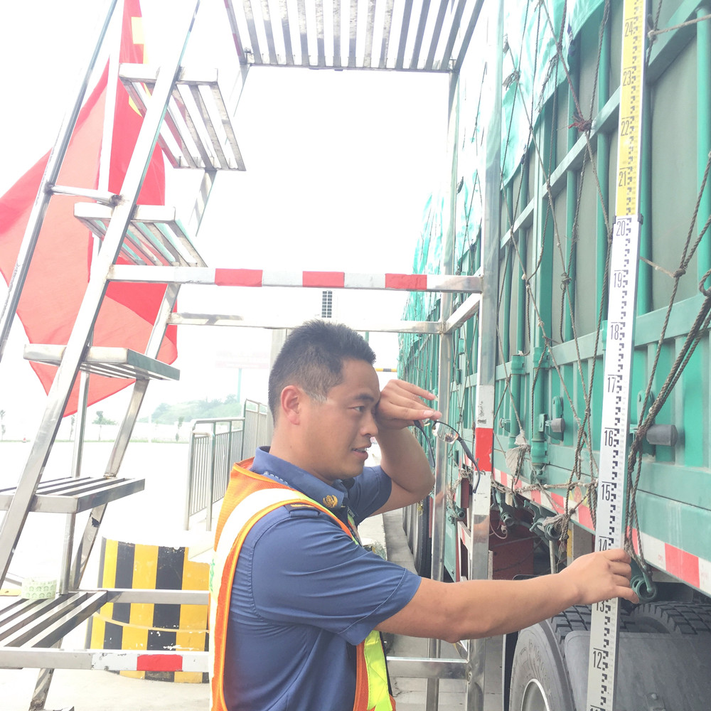 蕭縣處皖蘇所綠通班長(cháng)正在檢驗綠通車(chē)輛.jpg