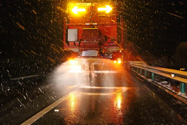 大風(fēng)降雪，馬巢高速除雪撒布機緊張作業(yè).jpg