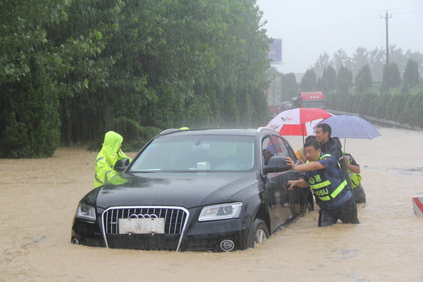 蕪合高速：暴雨中的“推車(chē)哥”_調整大小.jpg