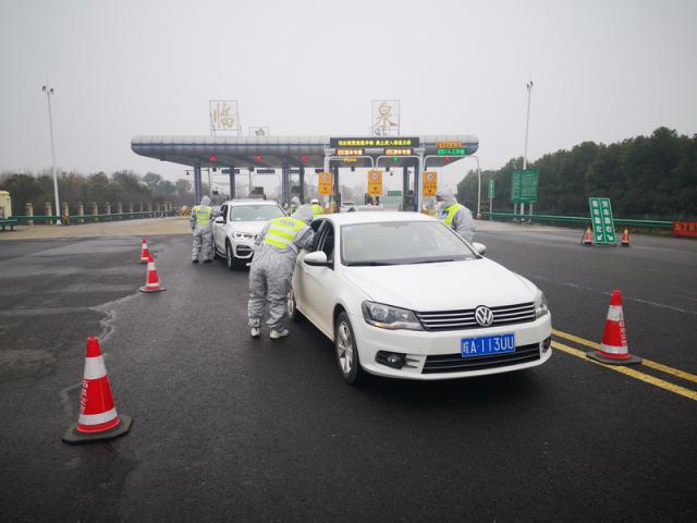省交控集團全面打響以“高速公路收費站、服務(wù)區和客運站場(chǎng)” 等為主戰場(chǎng)的疫情防控阻擊戰。_調整大小.jpg