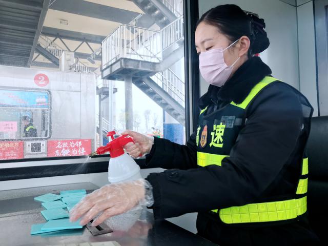 一線(xiàn)員工配備口罩、手套等防護用品堅守崗位，同時(shí)做好辦公、生活區域及CPC卡的消毒。_調整大小.png