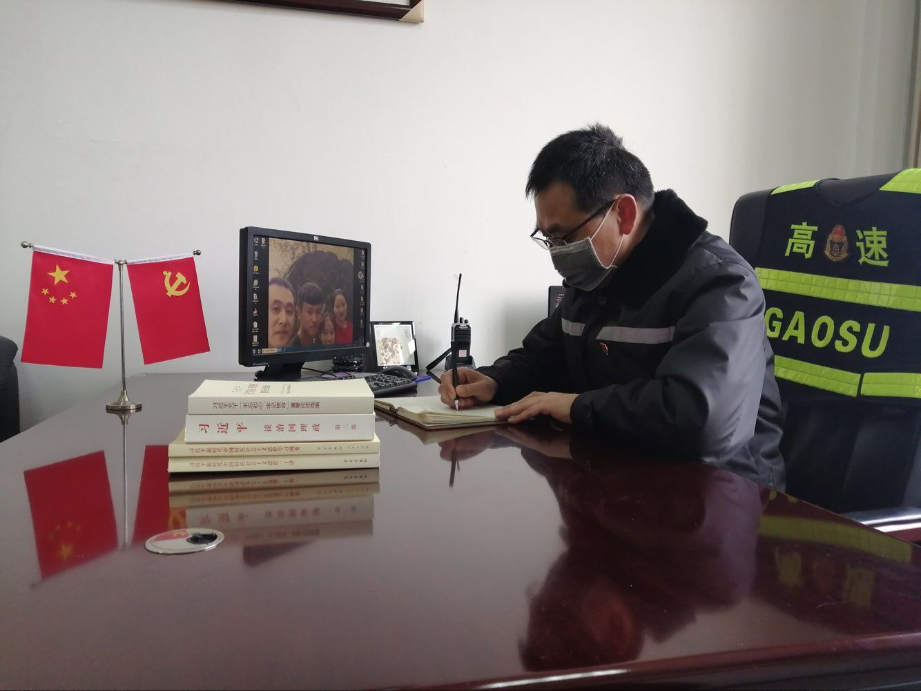 界阜蚌公司利辛東站青年團員積極做宣傳志愿者，在收費廣場(chǎng)發(fā)放“知艾防艾宣傳單”，營(yíng)造良好的艾滋病防治社會(huì )環(huán)境。.jpg