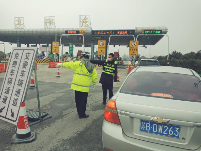 阜陽(yáng)處配合交警對非皖籍車(chē)輛進(jìn)行勸返 (1).jpg