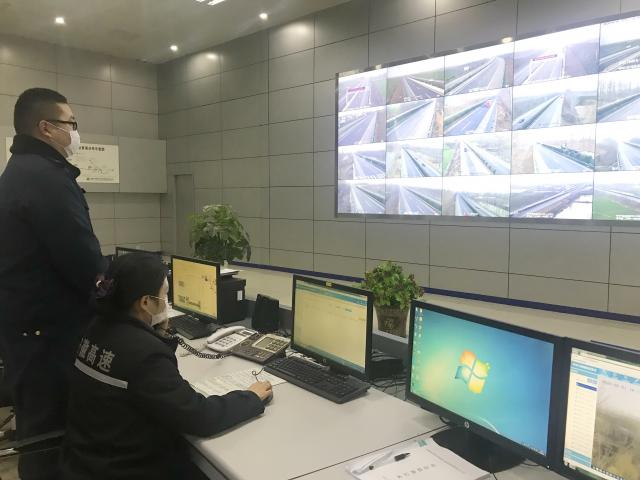界阜蚌公司收費部部長(cháng)李國森與妻子王曉麗春節堅守崗位，共戰疫情。.jpg