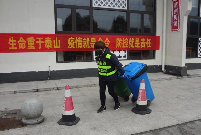 休寧服務(wù)區余薇正在清運垃圾.JPG