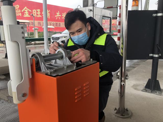 淮南站的青年團員方山山堅守一線(xiàn)當好機電設備的醫生，保障機電設備健康運轉01.jpg