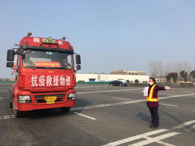 5.蚌埠西站增派人手強化現場(chǎng)疏導.jpg