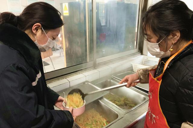 楊阿姨貼心守護十幾個(gè)“孩子”.jpg