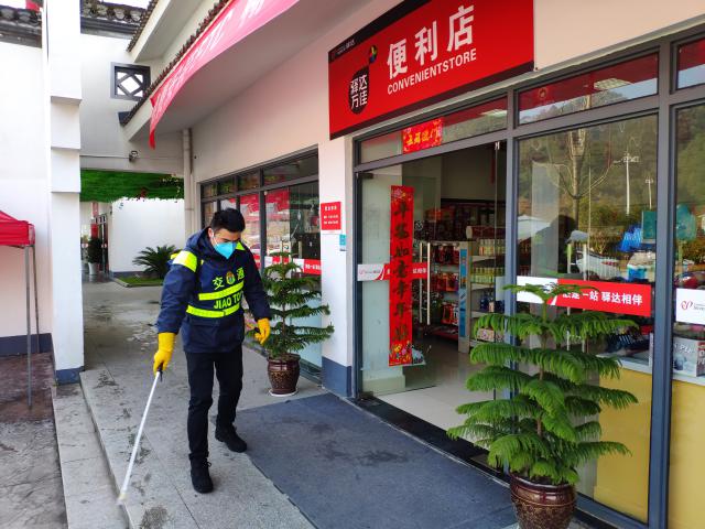 牯牛降服務(wù)區正在消毒.jpg