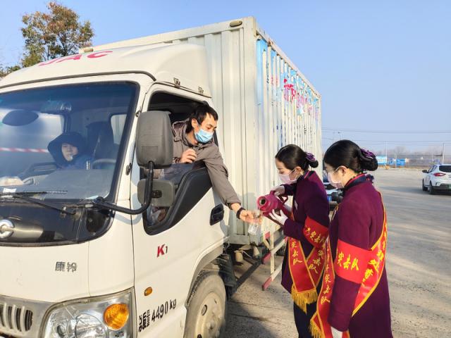 蚌埠處組織志愿服務(wù)黨員突擊隊開(kāi)展便民服務(wù)_調整大小.jpg