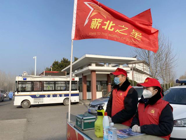 一叢愛(ài)心的“熱情紅”：情暖司乘，汴水明珠服務(wù)隊在向司乘發(fā)放愛(ài)心口罩.jpg