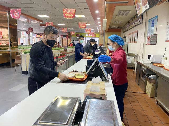 旅客在新橋服務(wù)區餐廳排隊就餐.jpg
