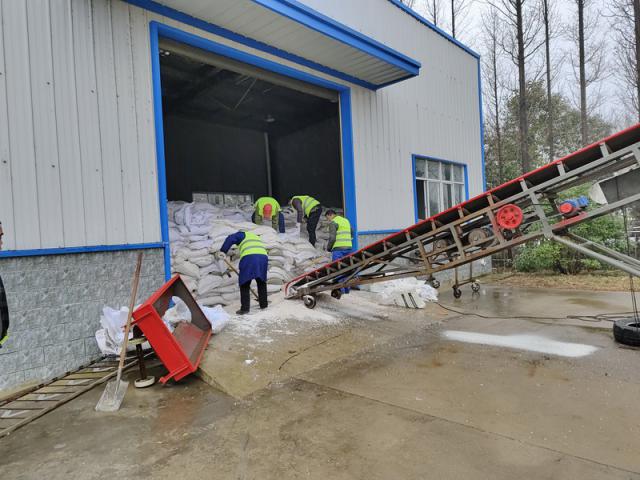 裝填融雪劑，嚴陣以待。_調整大小.jpg