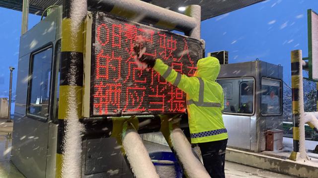 因雪天封道，合巢蕪處蕪湖北站工作人員積極為司乘人員重新規劃路線(xiàn)擇道行駛以及清掃道口積雪工作 (3)_調整大小.JPG
