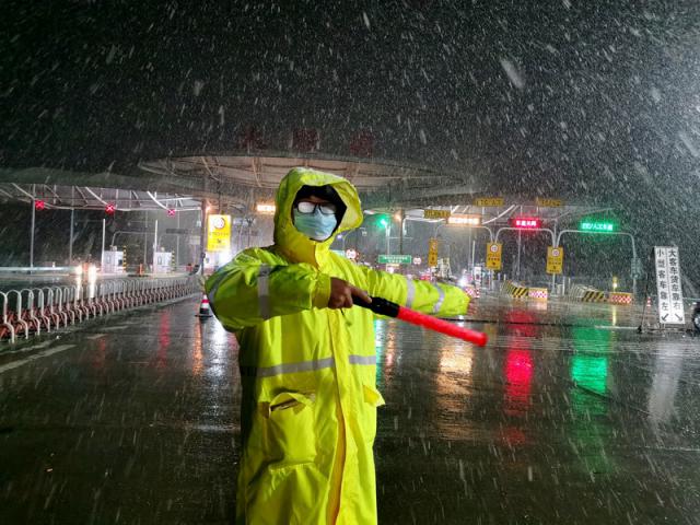 合六葉高速雪中疏導出行車(chē)輛-2_調整大小.jpg