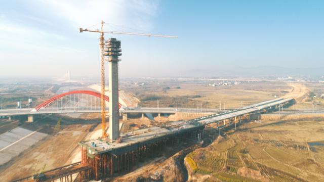 無(wú)岳高速羅埠河特大橋塔柱封頂.jpg