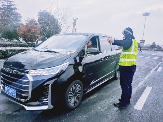 13宣廣公司外勤人員引導車(chē)輛.jpg