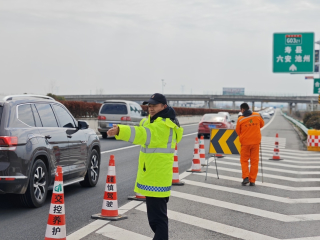 2月16日，淮南處壽縣分中心法務(wù)理賠員吳湖為積極應對返程流量高峰，在毛集樞紐處疏導車(chē)輛.jpg