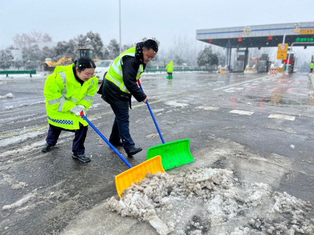 2月21日，淮南處楊廟站員工在道口除雪鏟冰保通保暢.JPG