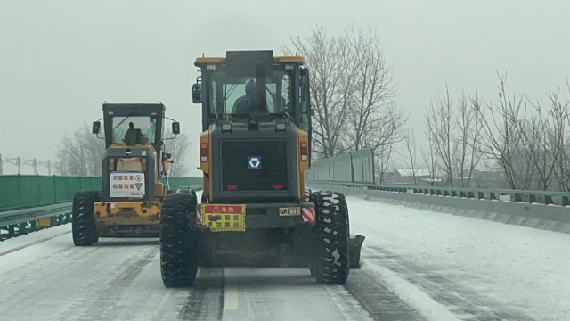 2月21日，六安西中心除雪小組在周集往南照方向用裝載機進(jìn)行梯隊除雪作業(yè).jpg