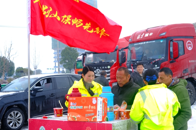 2月21日安徽高速六安北中心葉集收費站在站員工為滯留司乘朋友提供熱情服務(wù) (1).JPG