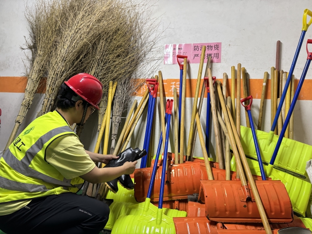 3樂(lè )業(yè)公寓改擴建項目安全員對防汛物資進(jìn)行檢查盤(pán)點(diǎn)。.jpg