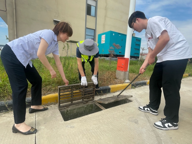 4迅捷物流高遠公司組織工作人員對園區內雨水井開(kāi)展排查和清掏疏通工作，確保園區雨季排水暢通。.png
