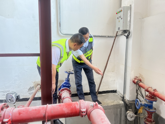 7宿州中心雙堆集站對站內水電房，排水管道，邊溝等位置進(jìn)行充分排查、清理和維護，未雨綢繆做好防汛工作。 (3).jpg