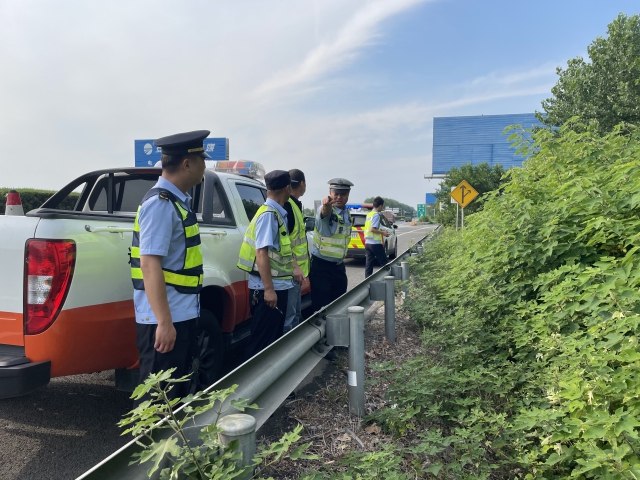 10蚌埠處永康保暢分中心聯(lián)合轄段高速交警、路政開(kāi)展一路三方汛期安全隱患檢查。.jpg