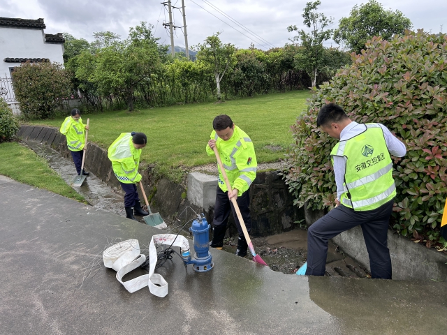 20黃山中心黟縣收費站未雨綢繆，組織開(kāi)展站點(diǎn)防汛搶險應急演練.JPG