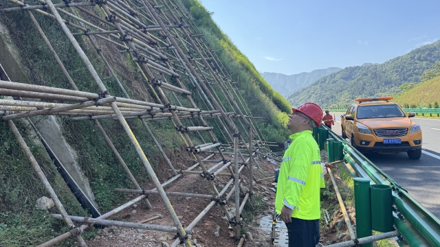 6養護公司池安望項目部技術(shù)員加強水毀工程邊坡施工防護檢查.jpg