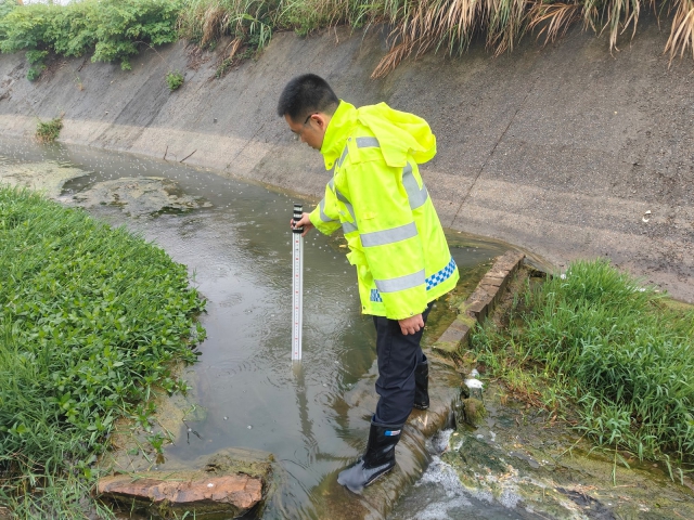 16蕪湖管理中心繁昌站收費班長(cháng)吳孫軍測量收費站辦公樓附件河水水位.jpg