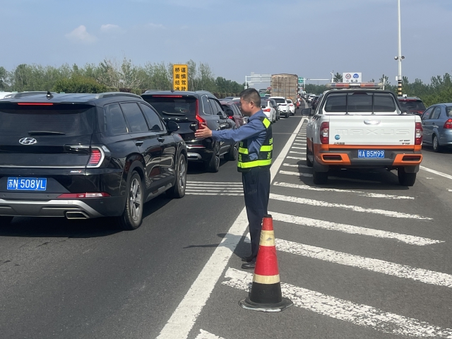 6月10日，淮南分中心工作人員疏導返程車(chē)輛.jpg