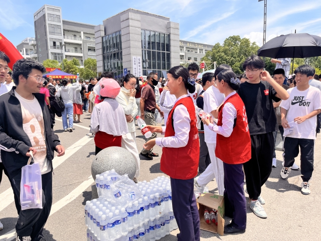6月7日，德上高速淮南處壽縣站暢淮青年服務(wù)志愿者吳瑞瑞、莊曉曉為考生提供飲水...JPG