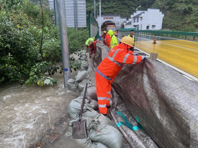 6月20日，寧國處搶修人員對黃千段隧道邊溝積水問(wèn)題搶修，保障道路暢通.jpg