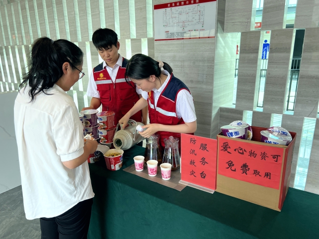 2024年6月23日 南陵家發(fā)服務(wù)區為滯留司乘旅客提供免費服務(wù).jpg