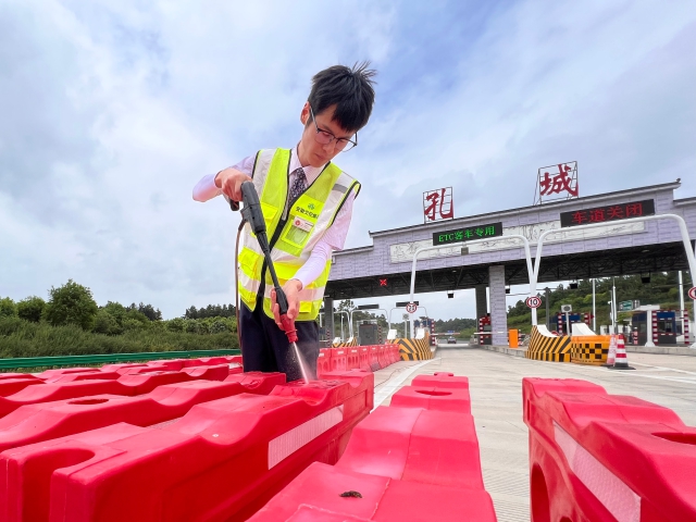 04 7月26日合安中心孔城收費站工作人員對收費廣場(chǎng)水馬進(jìn)行臺風(fēng)前加固。.jpg