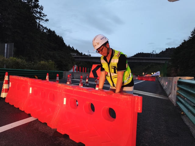 06 黃山中心祁門(mén)分中心養護工作人員檢查加固涉路施工作業(yè)現場(chǎng)安全設施設置情況.jpg
